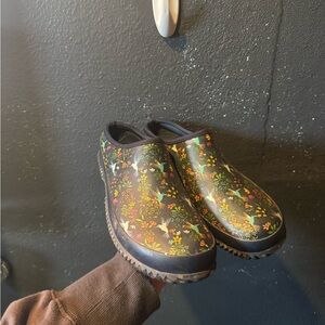 Women’s Western Chief Floral Clogs Size 7